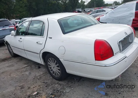 2005 Lincoln Town Car Signature Limited from USA, damaged, VIN 1LNHM82W55Y643908